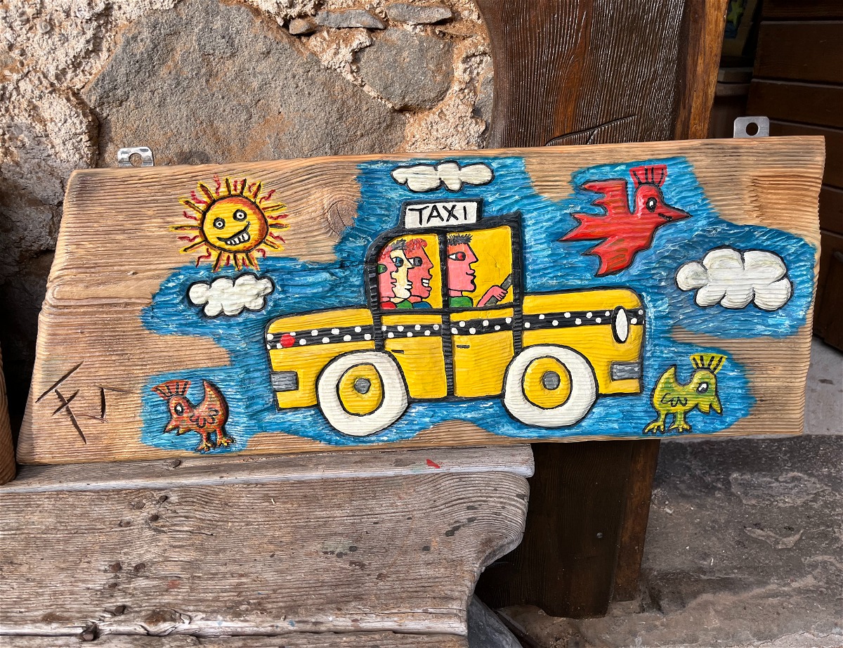 TAXI DRIVER in legno intagliato e decorato a mano.