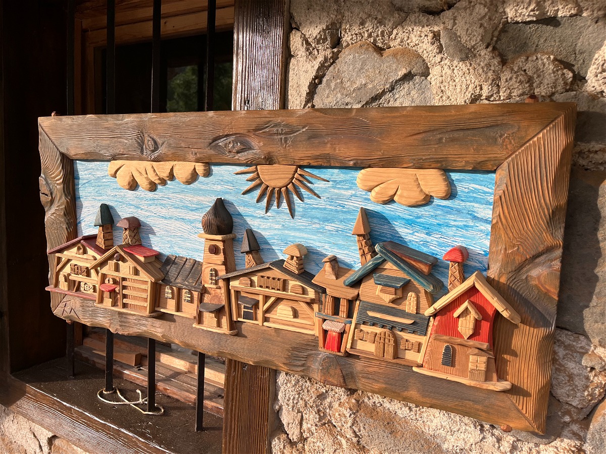BIG CITY in legno intagliato e decorato a mano.