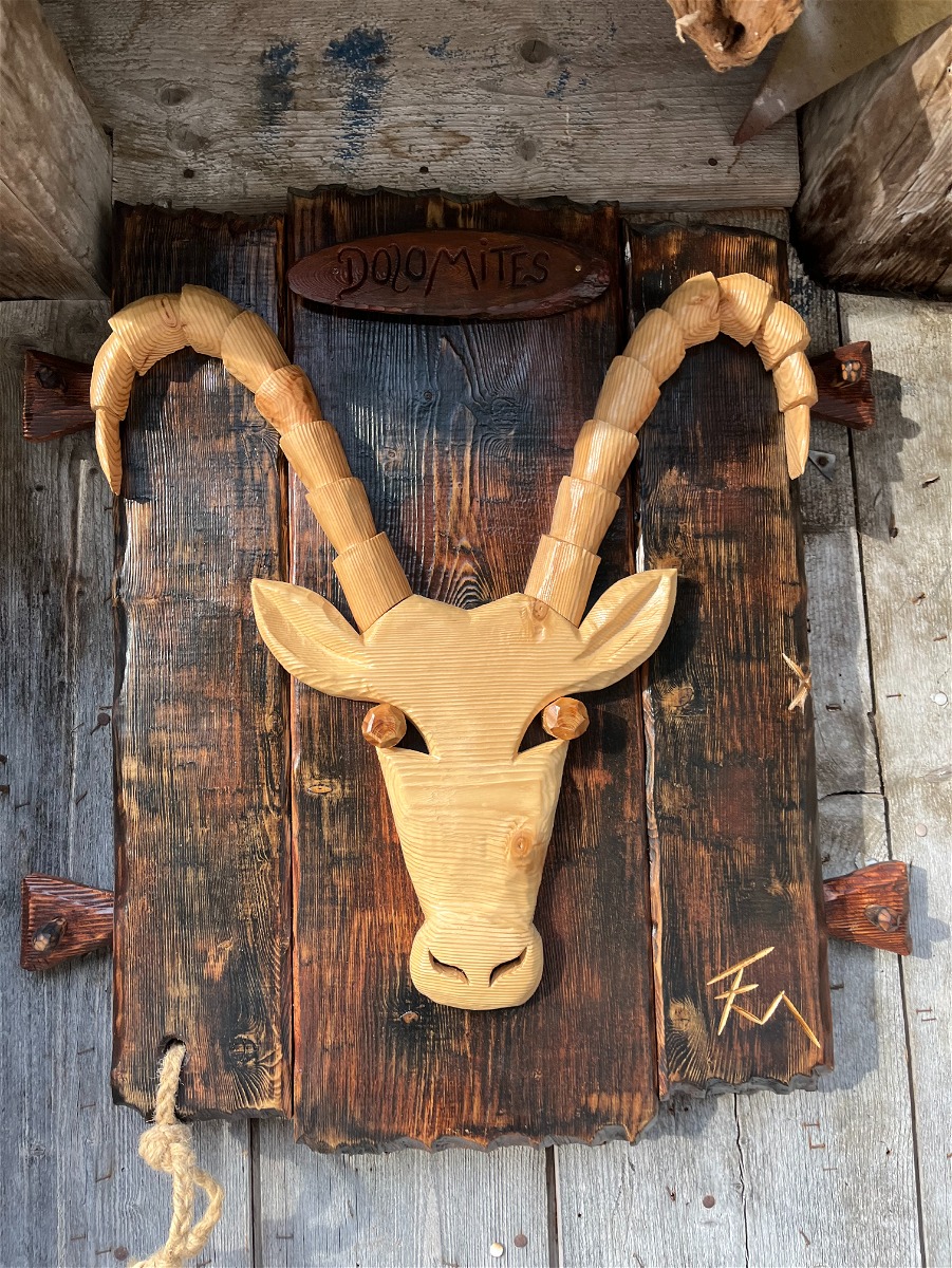 STAMBECCO in legno intagliato a mano.