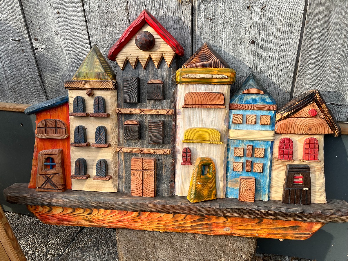 CITY in legno intagliato e decorato a mano.