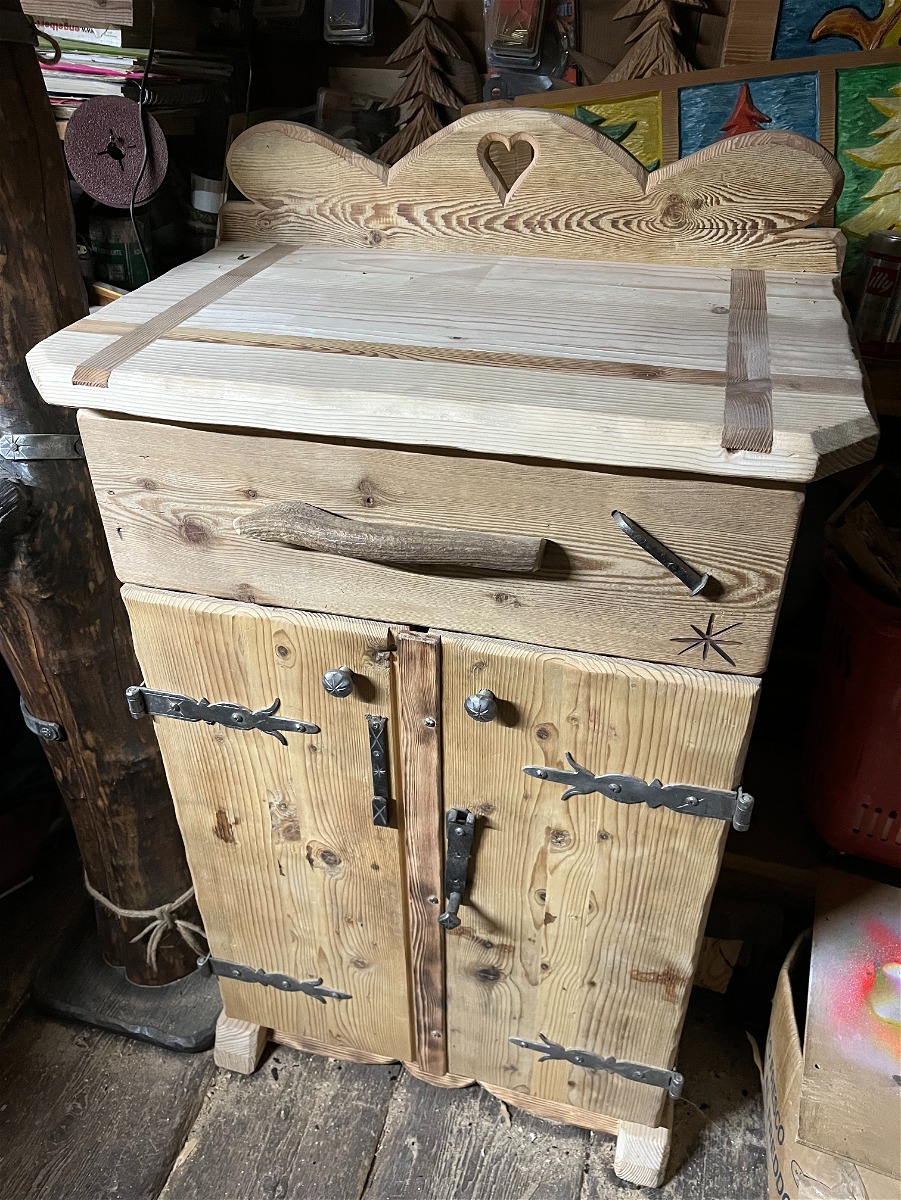 Mobile in legno fatto a mano.