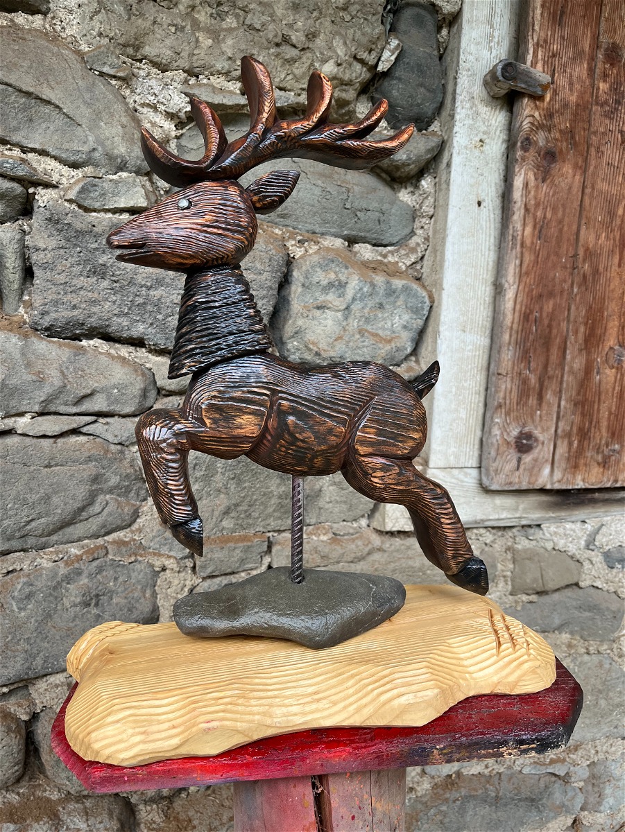CERVO in legno scolpito a mano.