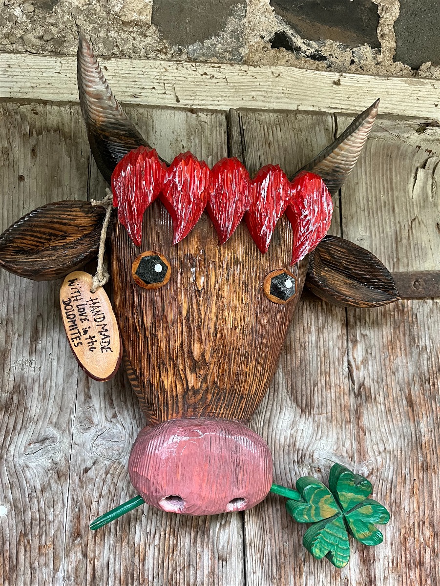 MUCCA QUADRIFOGLIO in legno incisa e decorata a mano.