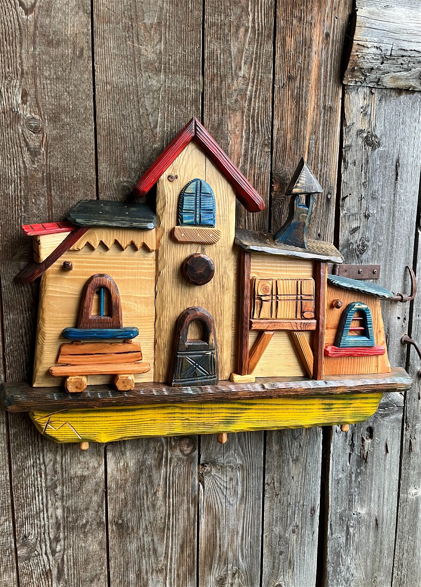 LITTLE CITY in legno intagliata e decorata a mano.