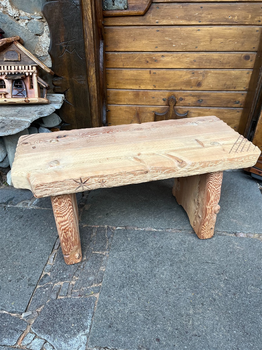 SGABELLO IN ABETE con decorazioni intagliate a mano.