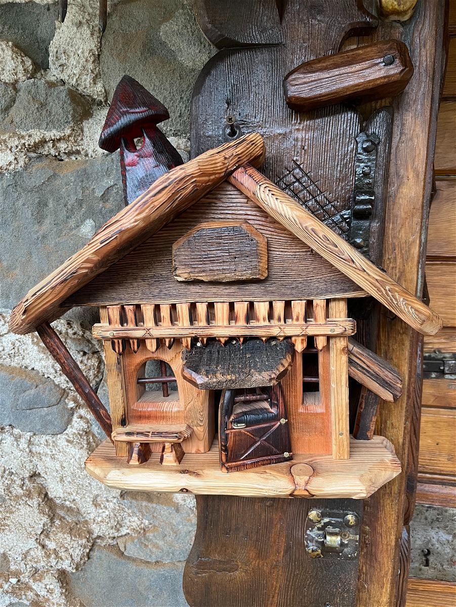 TABIA' in legno intagliato a mano.