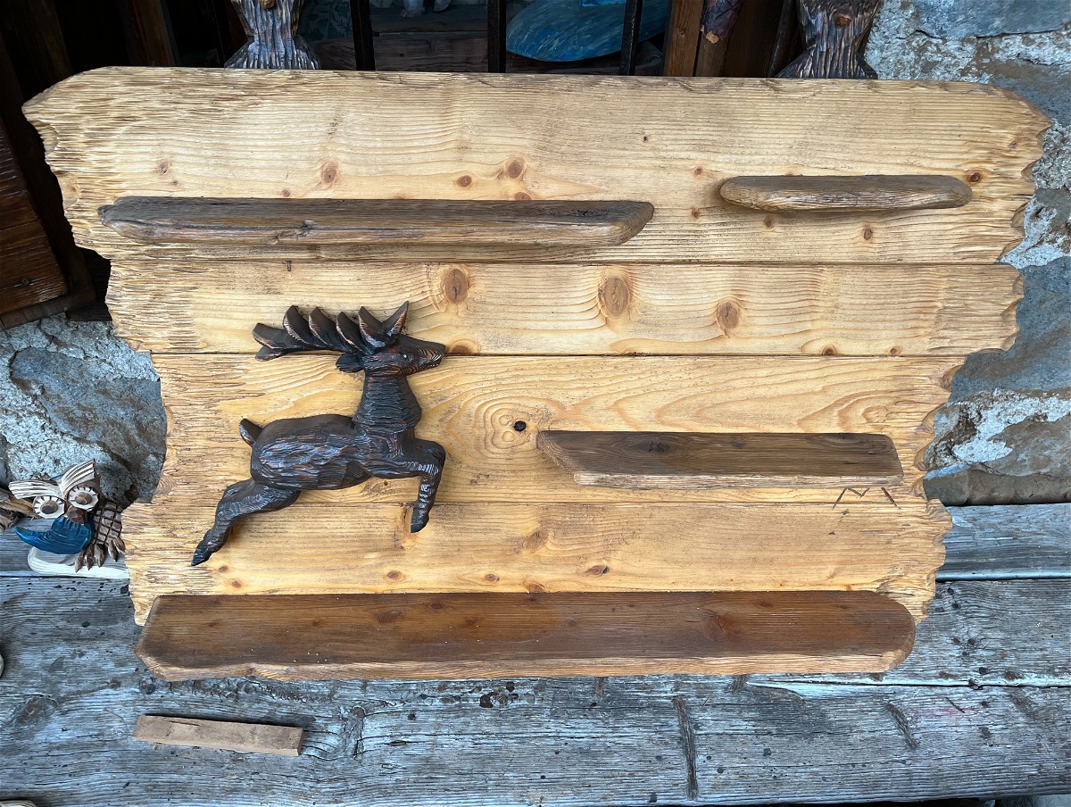 MENSOLA CON CERVO in legno realizzata a mano.
